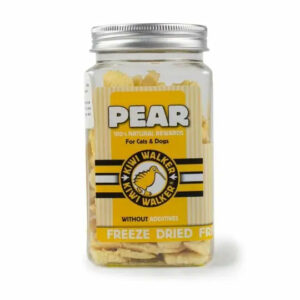 Dés de poire lyophilisée 100 % naturelle pour chien ou chat, sur fond clair